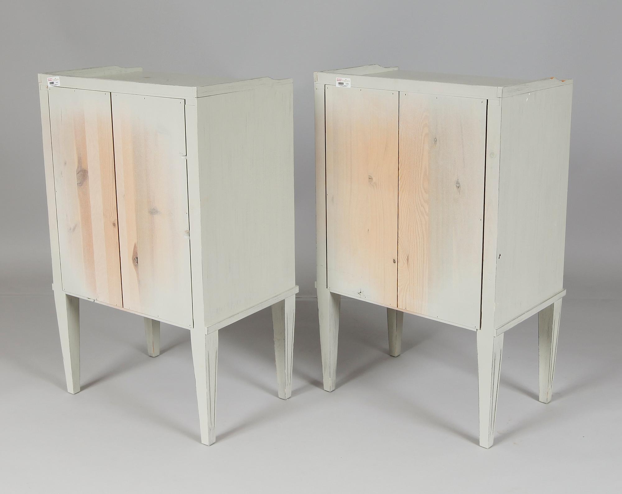 SÄNGBORD, 1 par, gustaviansk stil, 1900-talets andra hälft.