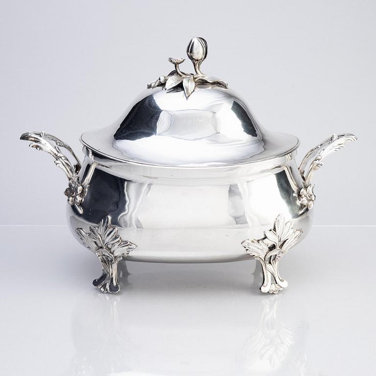 A Swedish 18th century silver tureen with lid, mark of Simson Ryberg, Stockholm 1775.