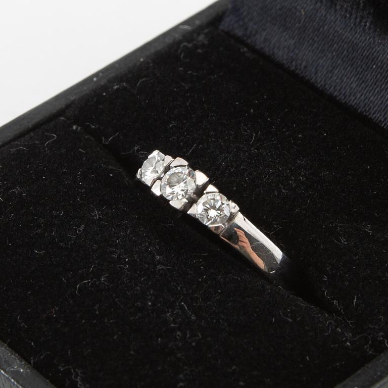 Ring, 18K vitguld med tre runda briljantslipade diamanter.
