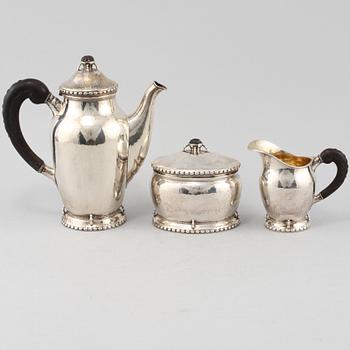 KAFFESERVIS, 3 delar, silver, C.G. Hallberg, Stockholm, 1919. Vikt 1225 g.