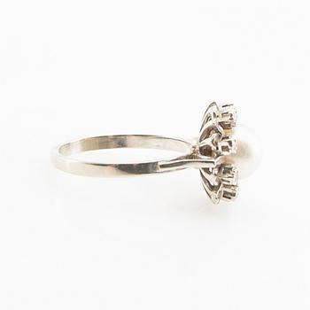 Ring, silver with a pearl and brilliant-cut diamonds.