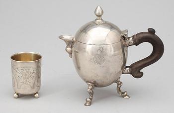 MOCCAKANNA samt BÄGARE, silver,  bla Ryssland, 1800-tal. Total vikt ca 335 g.