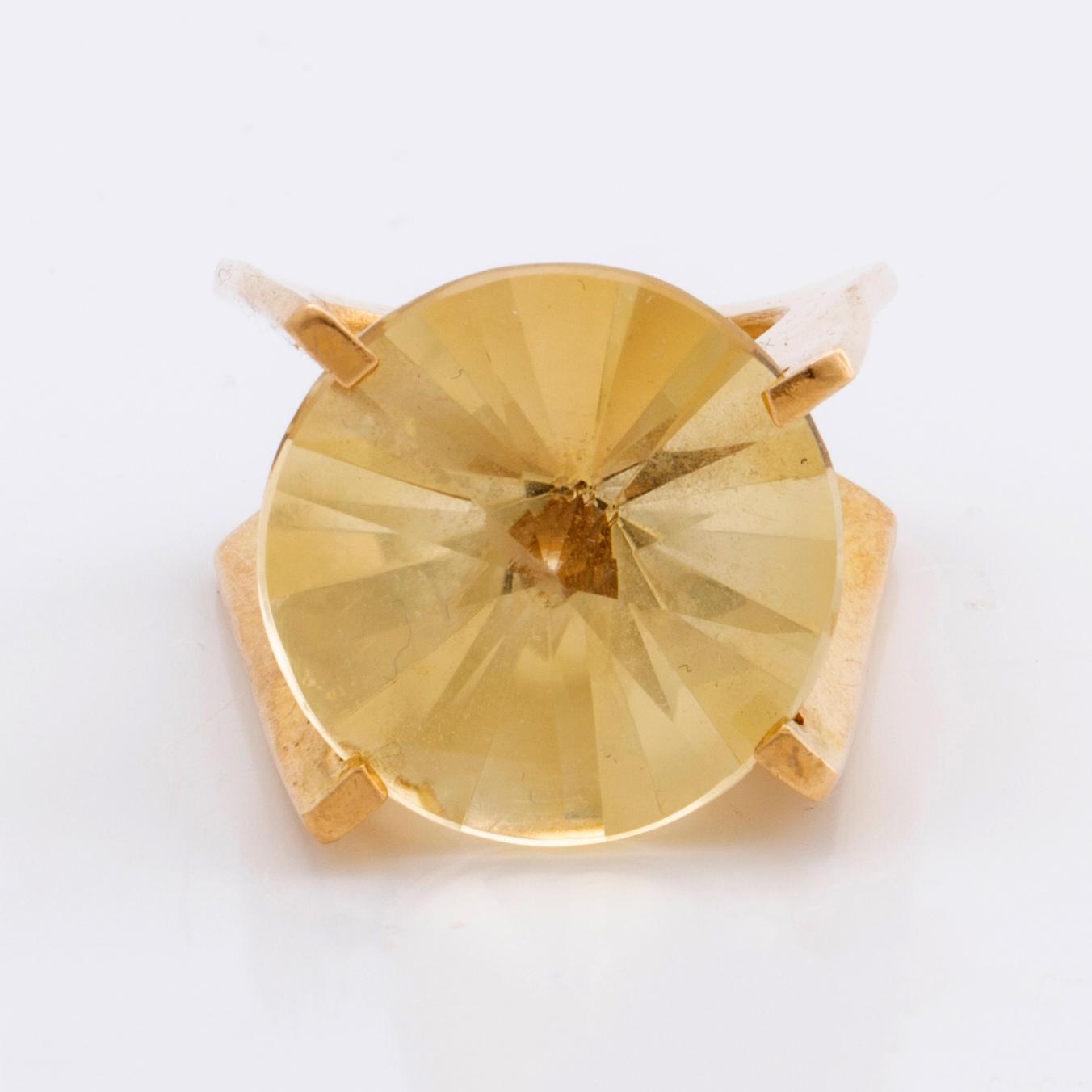 RING 18K gold with 1 citrin approx 18 x 18 mm, total weight 15 g, Stockholm 1967.