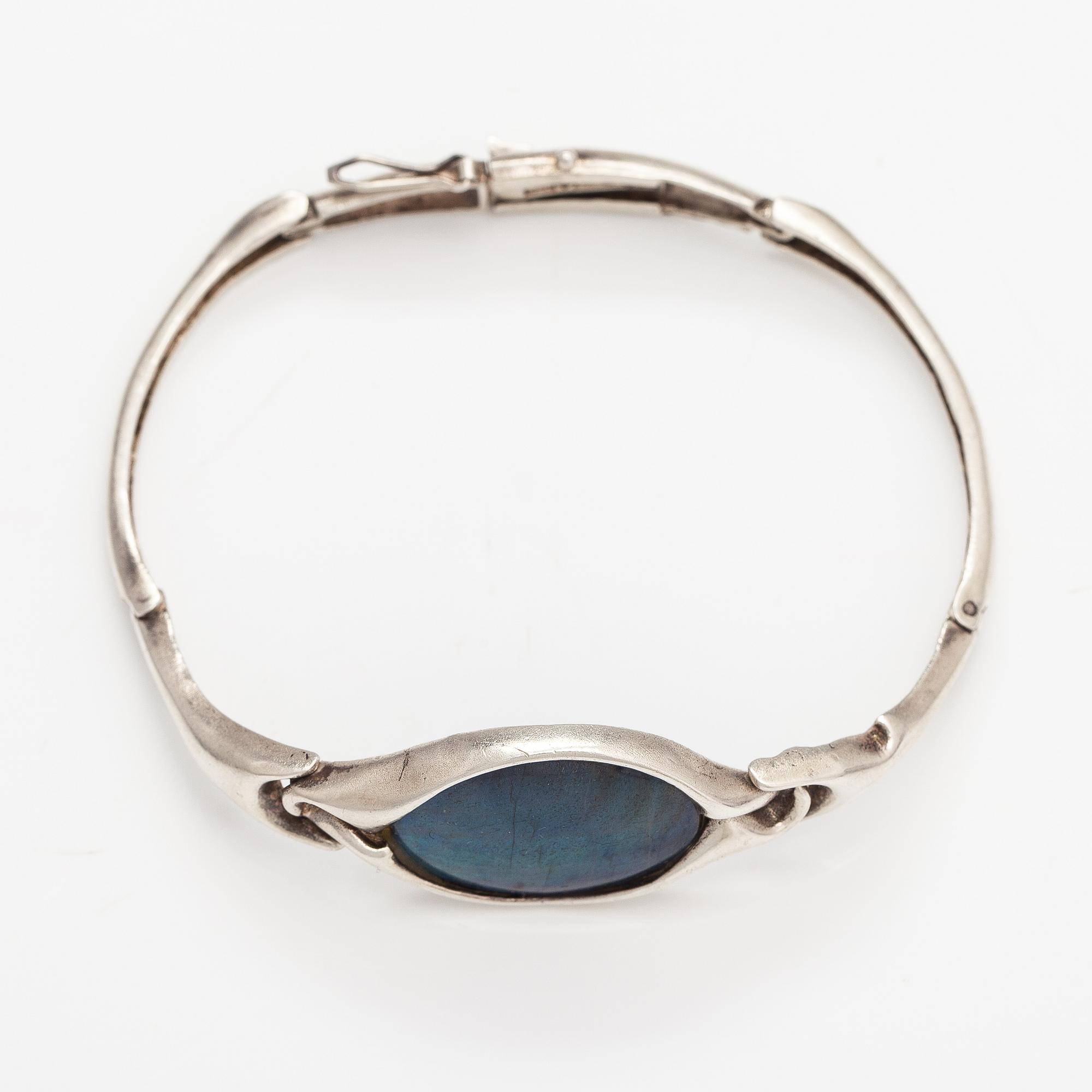A sterling silver and spectrolite bracelet. Sirokoru, Turku 1979.