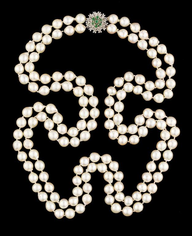 COLLIER, två rader odlade japanska barockpärlor,