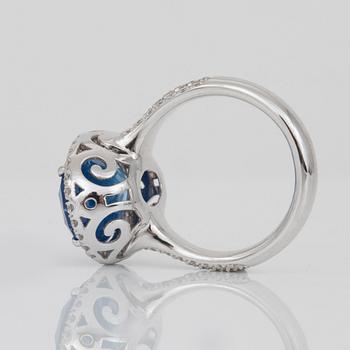 An 8.71 ct sapphire and diamond ring. Total carat weight of diamonds 0.78 ct. Weights according to engraving.