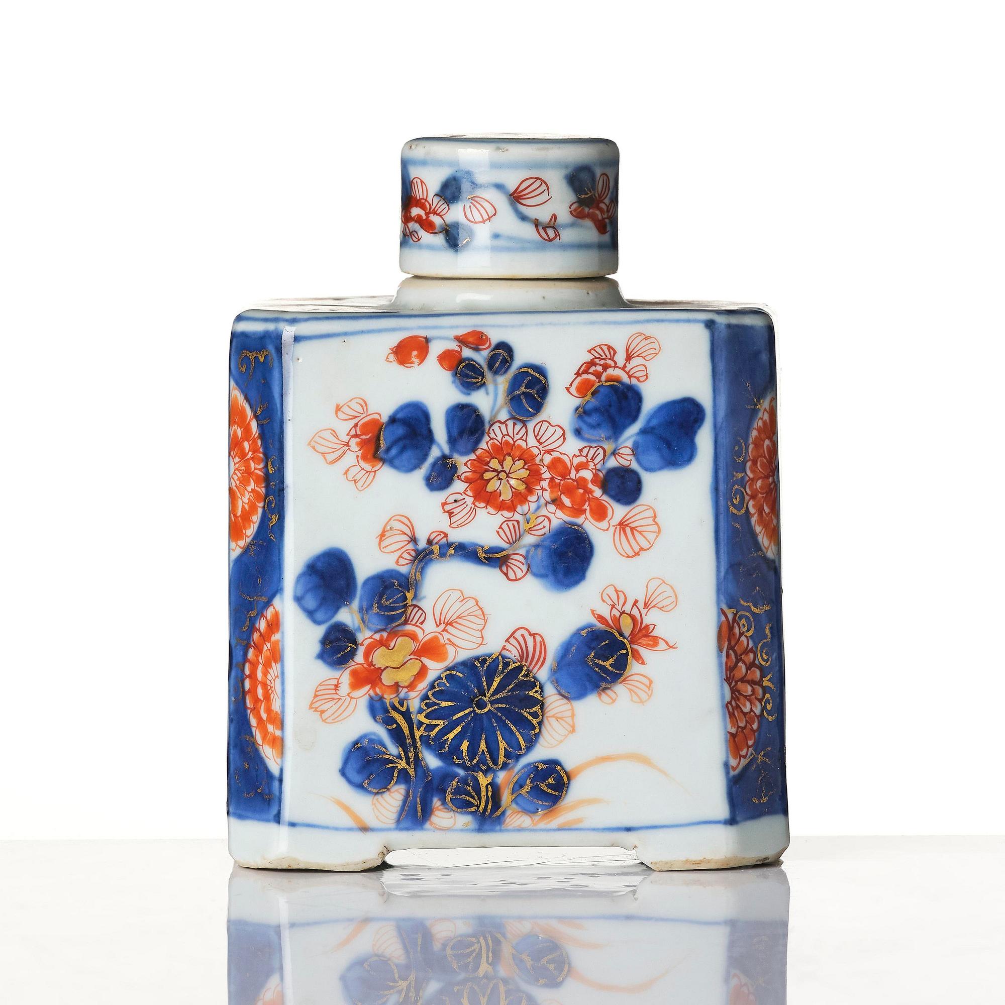 A set of two imari cups and a tea caddy, Qing dynasty, Kangxi (1662-1722). The tea cups with Johanneum mark.