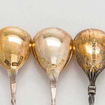 Lasinalusia, 18 kpl, cocktaillusikoita, 7 kpl, hopea, ja pullonalusia 3 kpl, alpakka, suomalaiset valmistajat, 1930-luku.