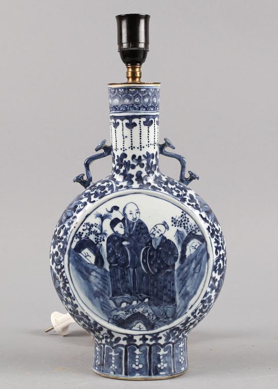 BORDSLAMPA/PILGRIMSKRUS, porslin, Kina, 1800/1900-tal.