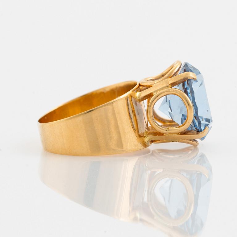 18K gold and synthetic blue spinel ring.