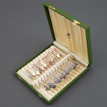 Tårtbestick, tårtgafflar, skedar mm, modell ”Rosen”, 33 delar, silver, GEWE, Malmö, 1960/70-tal.