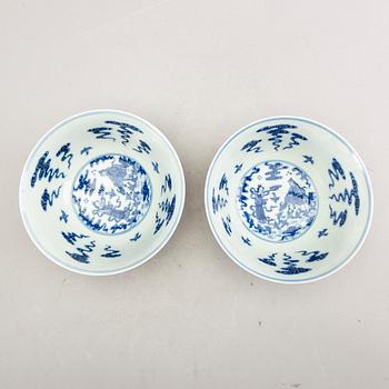 A pair of Chinese modern porcelain bowls.