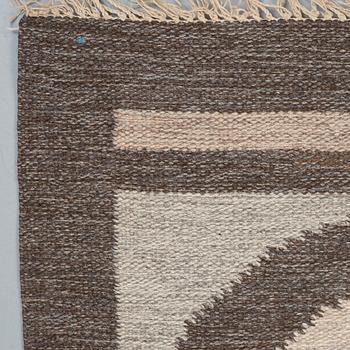 CARPET. Flat weave. 242,5 x 170,5 cm. Signed GBJ as well as a weavers signature in the form of a light blue square.