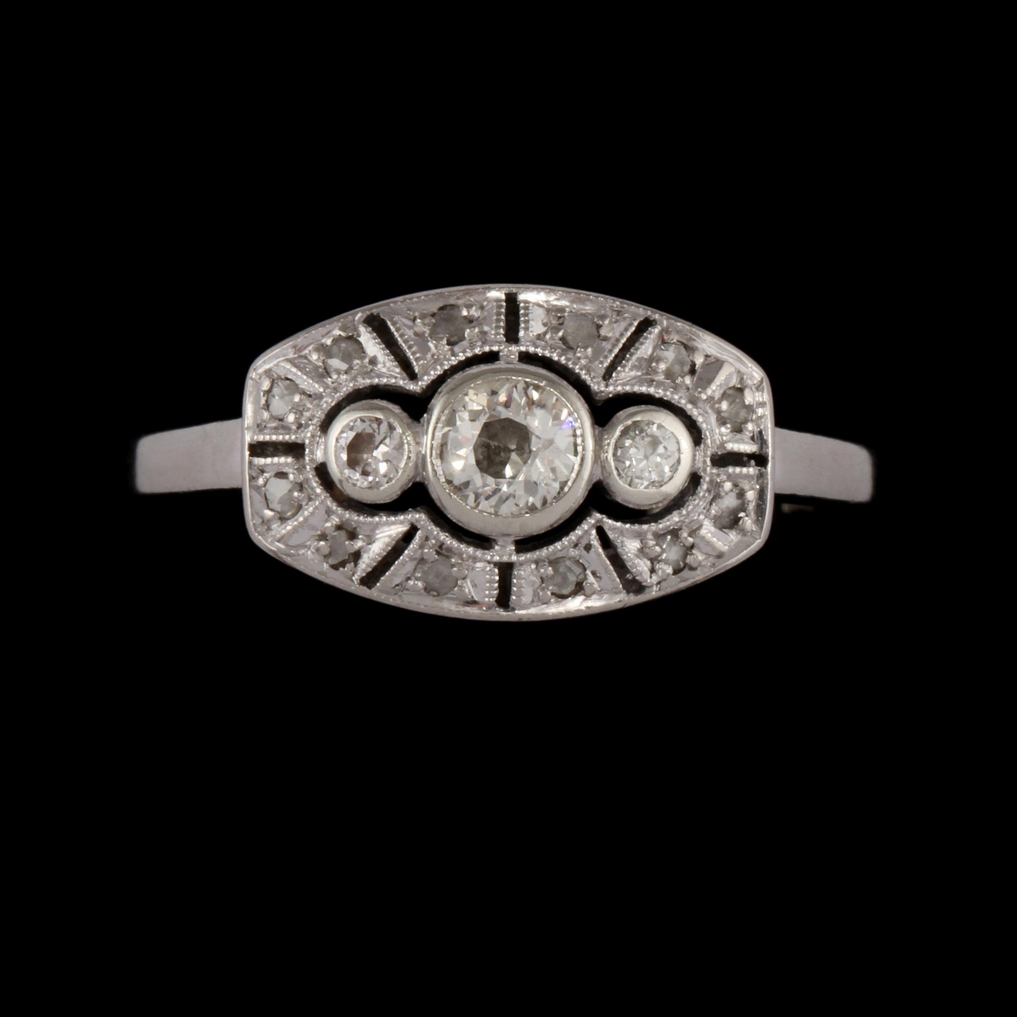 RING, 18k vitguld med 3 äldre briljantslipade samt 12 fastettslipade diamanter, 0.28 ct, S&K, Malmö,1945. Vikt 4 g.