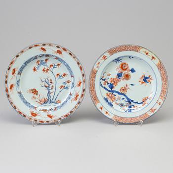 TALLRIKAR, två stycken, porslin. Qingdynastin, Kangxi (1662-1722).