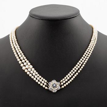 Pärlcollier, treradigt, med doserade odlade pärlor, lås 18K vitguld med safirer, pärlor och briljantslipad diamant.