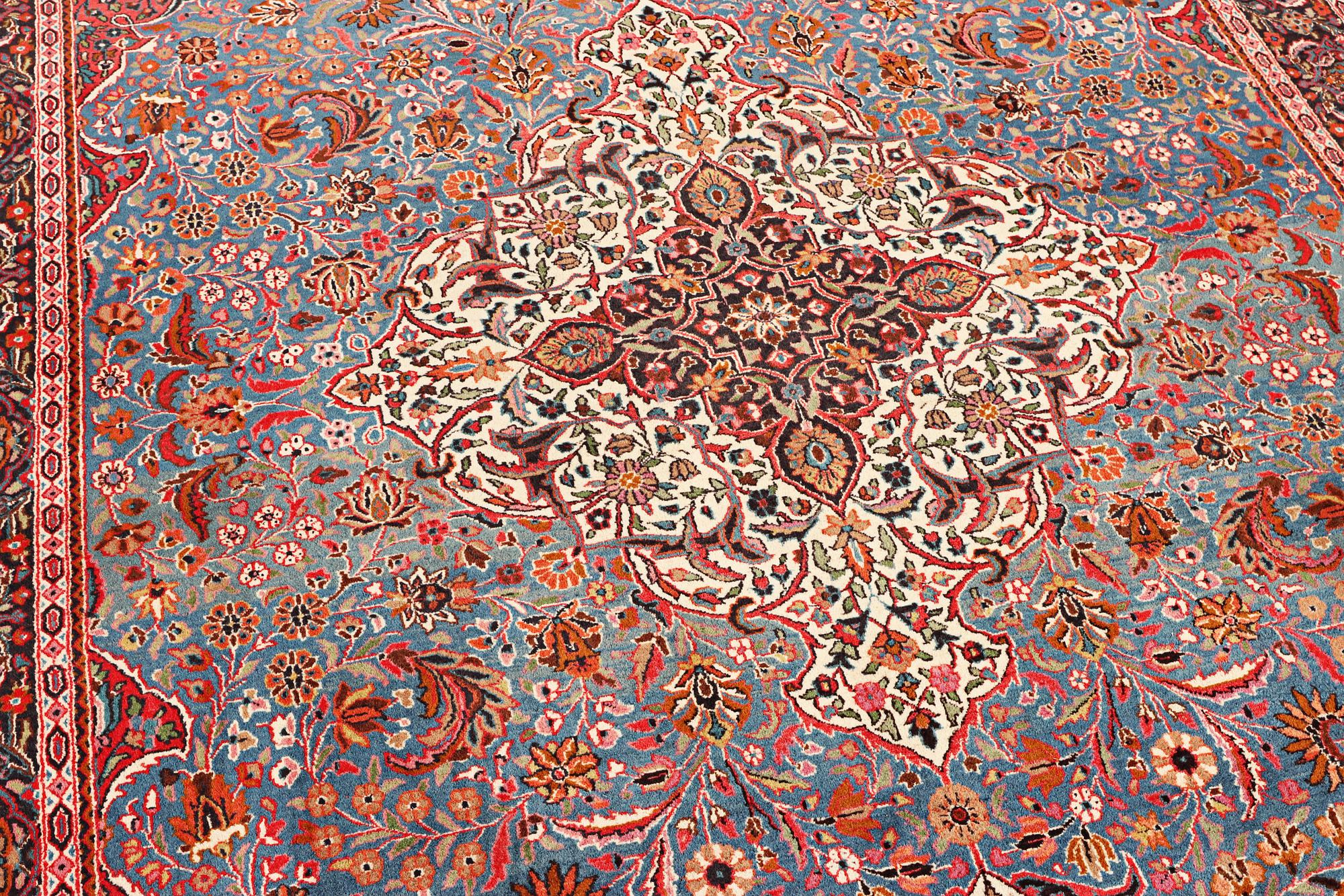 A semi-antique Keshan Carpet, a. 275 x 183 cm.