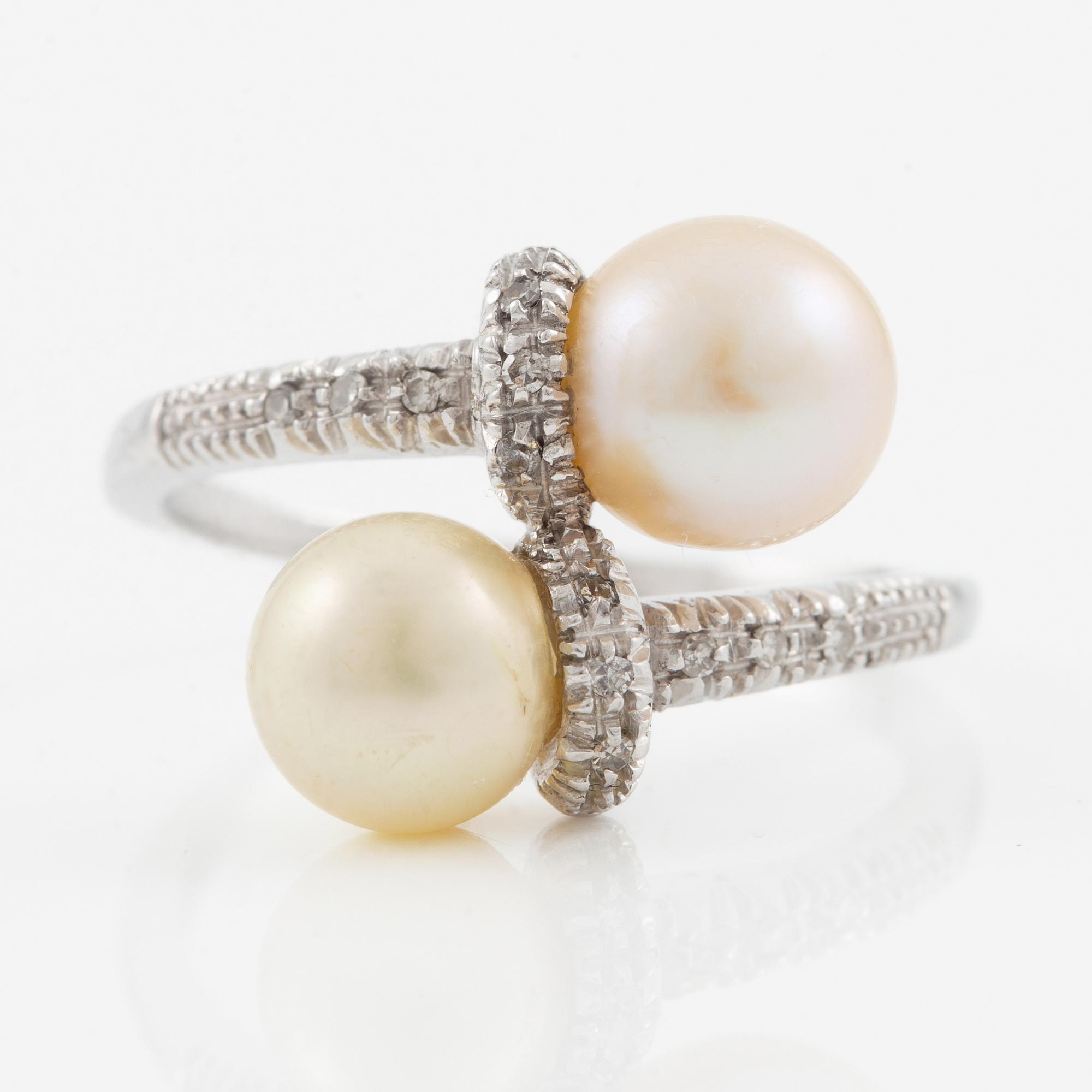 Ring in 18K white gold with pearls, one cultured and one imitation pearl, and eight-cut diamonds.