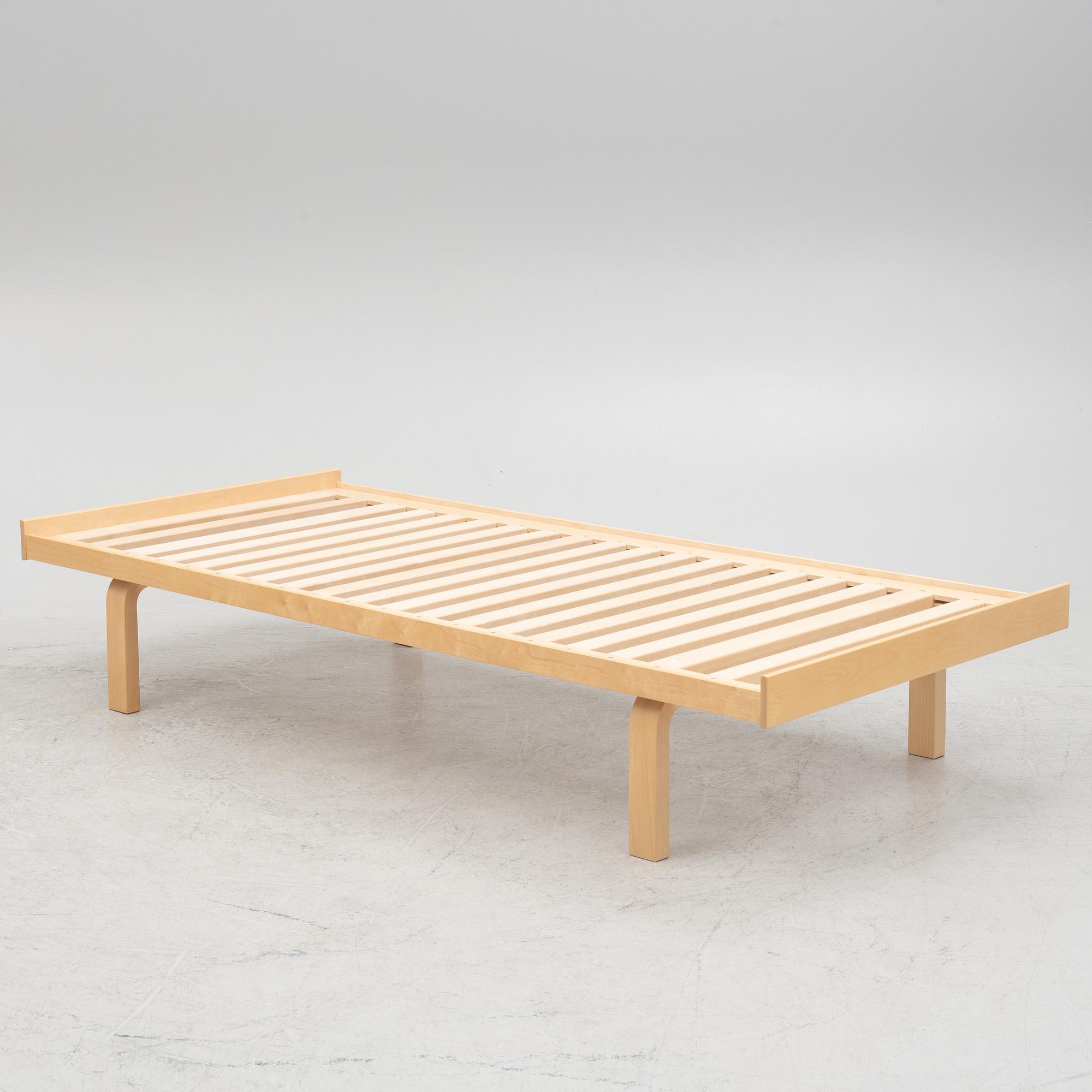 Alvar Aalto, a model  "Laveri"/"710" daybed, Artek, Finland, 21st century.