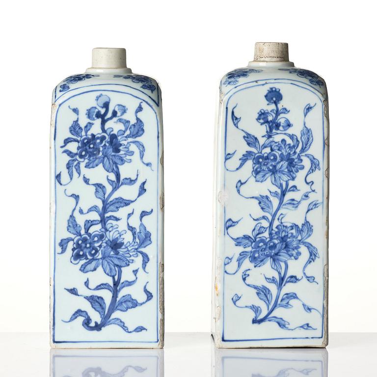 A pair of blue and white bottle flasks, early Qing dynasty, 17th century.