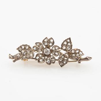 Brooch 18K gold set with an old mine-cut and rose-cut diamonds, circa 1900.
