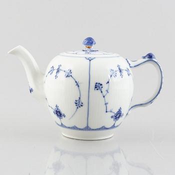 A 'Blue Fluted' / 'Musselmalet' porcelain teapot, Royal Copenhagen, model 259, 1898-1923.