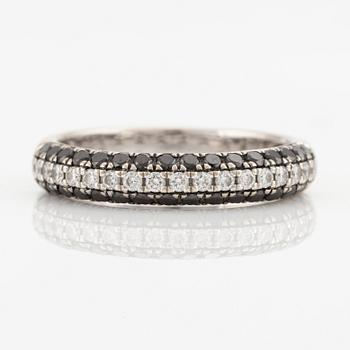 Ring, 18K vitguld med svarta och vita briljantslipade diamanter.