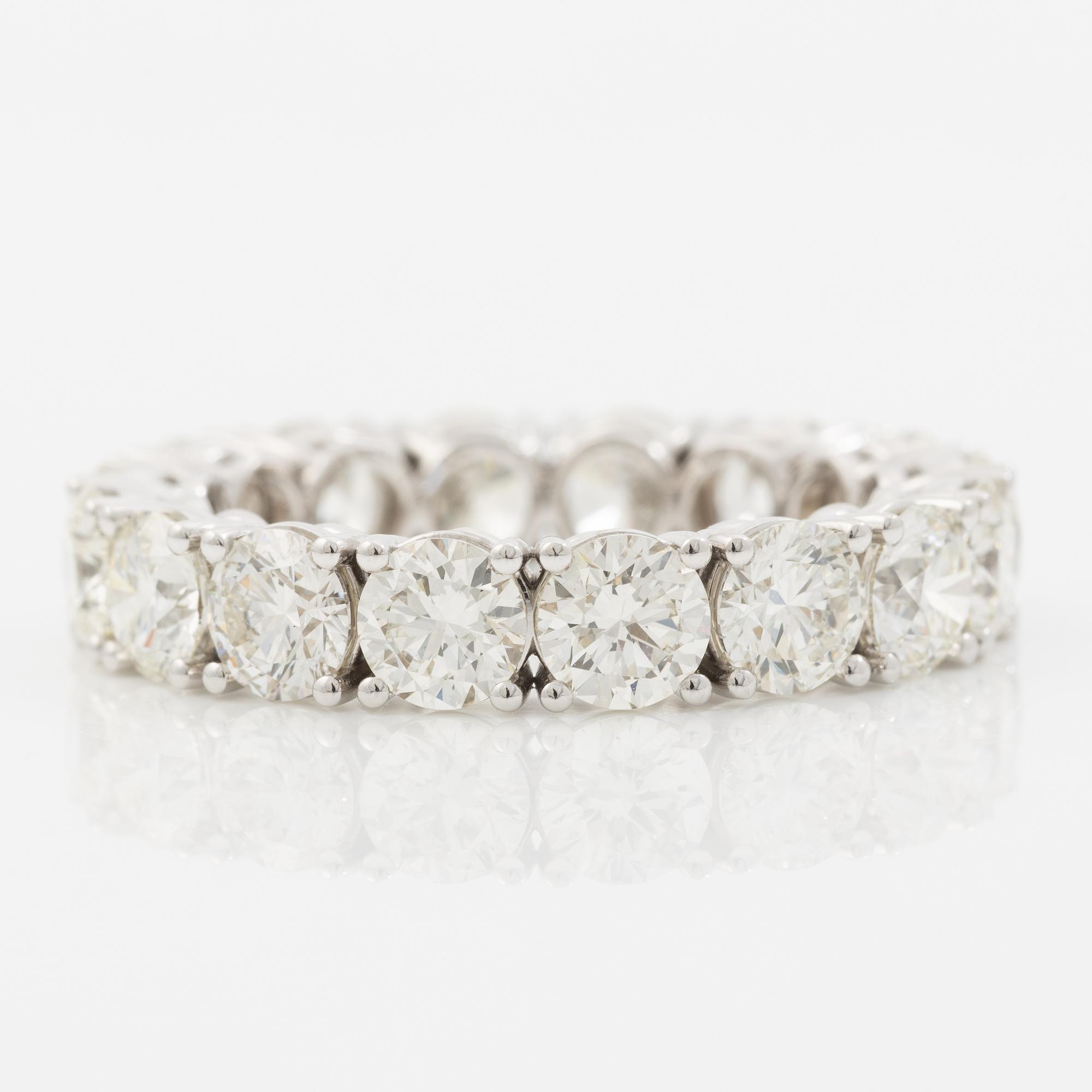 Full eternity ring 18K white gold set with brilliant-cut diamonds.