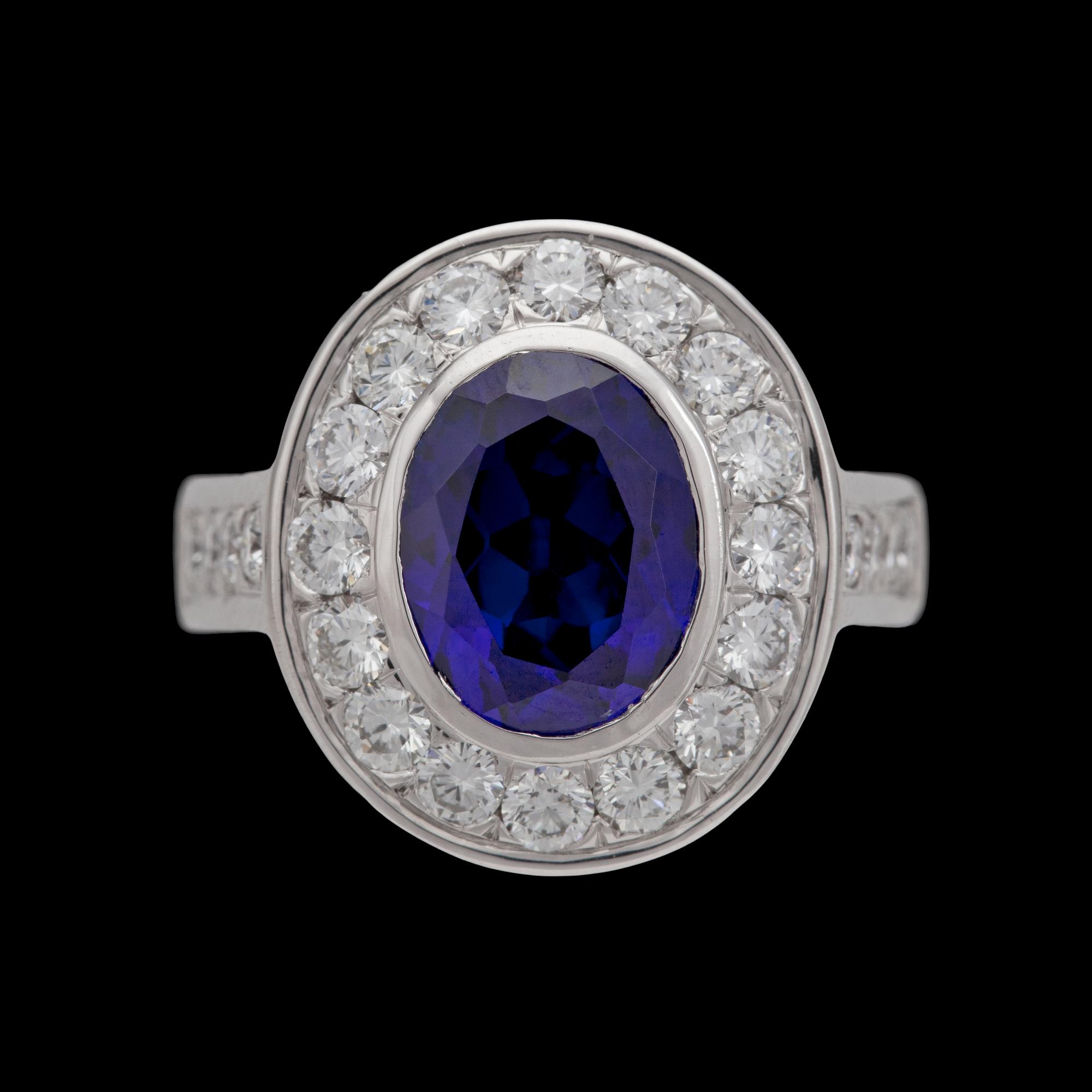 RING, blå safir med briljantslipade diamanter, tot. ca 1.50 ct.