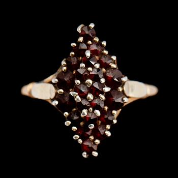 RING, 18 k guld, med granater.