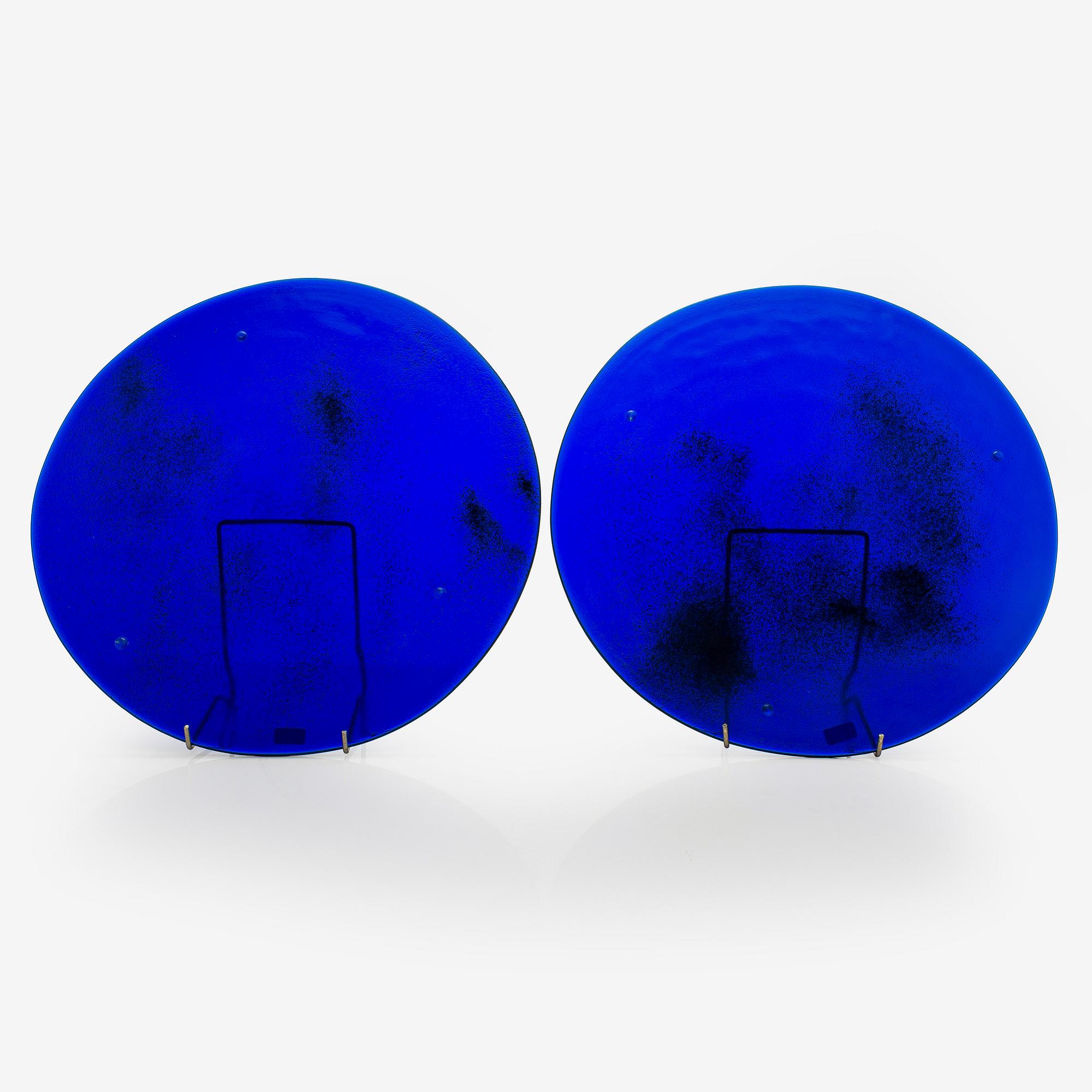 Oiva Toikka, Fat / underlägg, 2 st, glas, signerade O. Toikka Nuutajärvi.