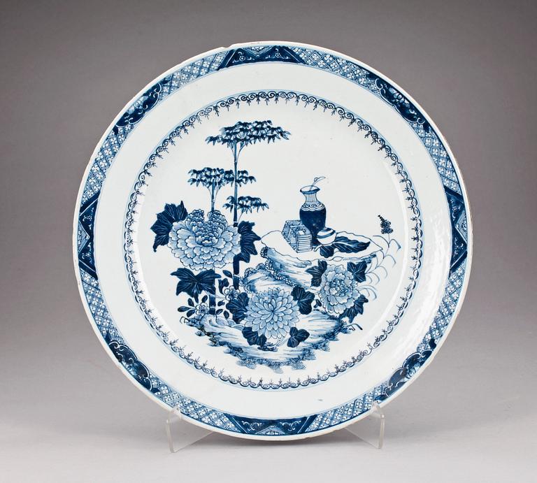 FAT, två stycken, kompaniporslin. Qing dynastin, Qianlong (1736-95).