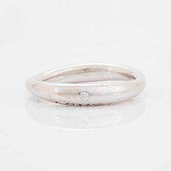 Ole Lynggaard, Charlotte Lynggaard, Love ring nr 3 vitguld med briljantslipad diamant ca 0.015 ct.