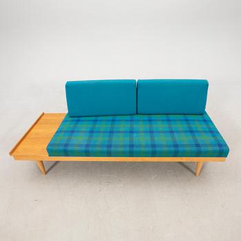 Ingmar Relling, soffa samt sidobord "Svane", ur Svane-serien, Ekornes Fabrikker A/S, Norge, 1970-tal.