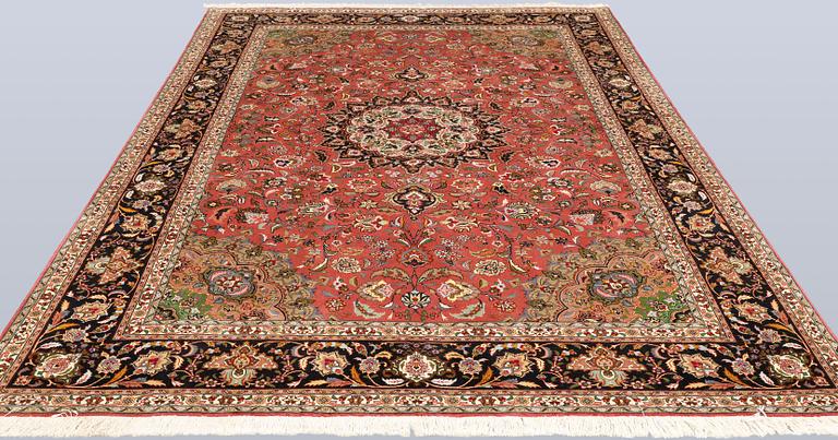 A part silk Tabriz carpet, approx. 50 Raj, 292 x 202 cm.