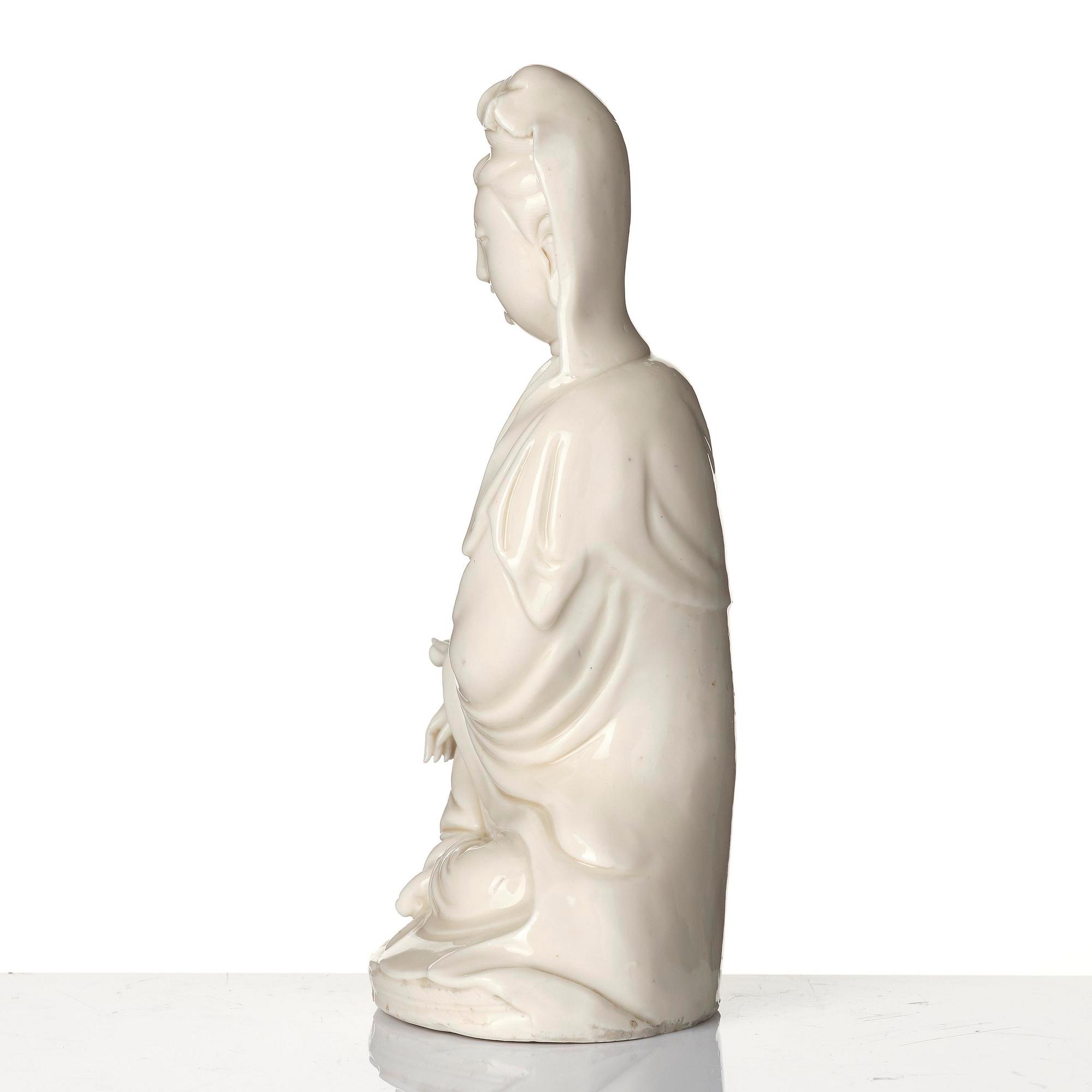A blanc de chine figure of Guanyin, Qing dynasty. 19th century.