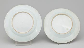 TALLRIKAR, 2 st. Porslin. Kina, Qianlong (1736-95).