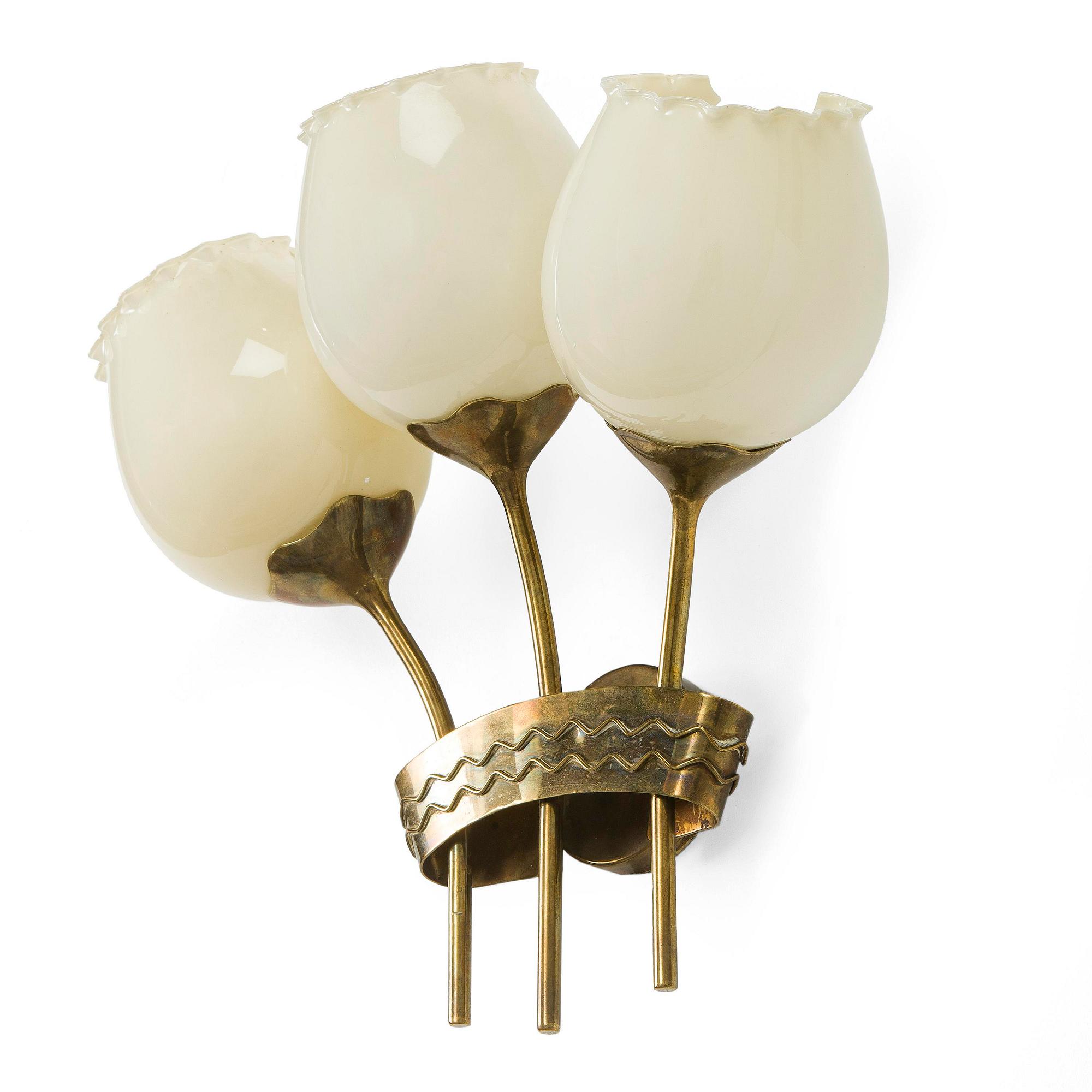 Paavo Tynell, A mid-20th century made to order wall light for Taito.