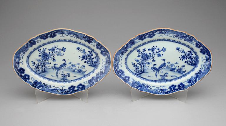 STEKFAT, ett par, porslin, Qianlong, Kina 1700-tal.