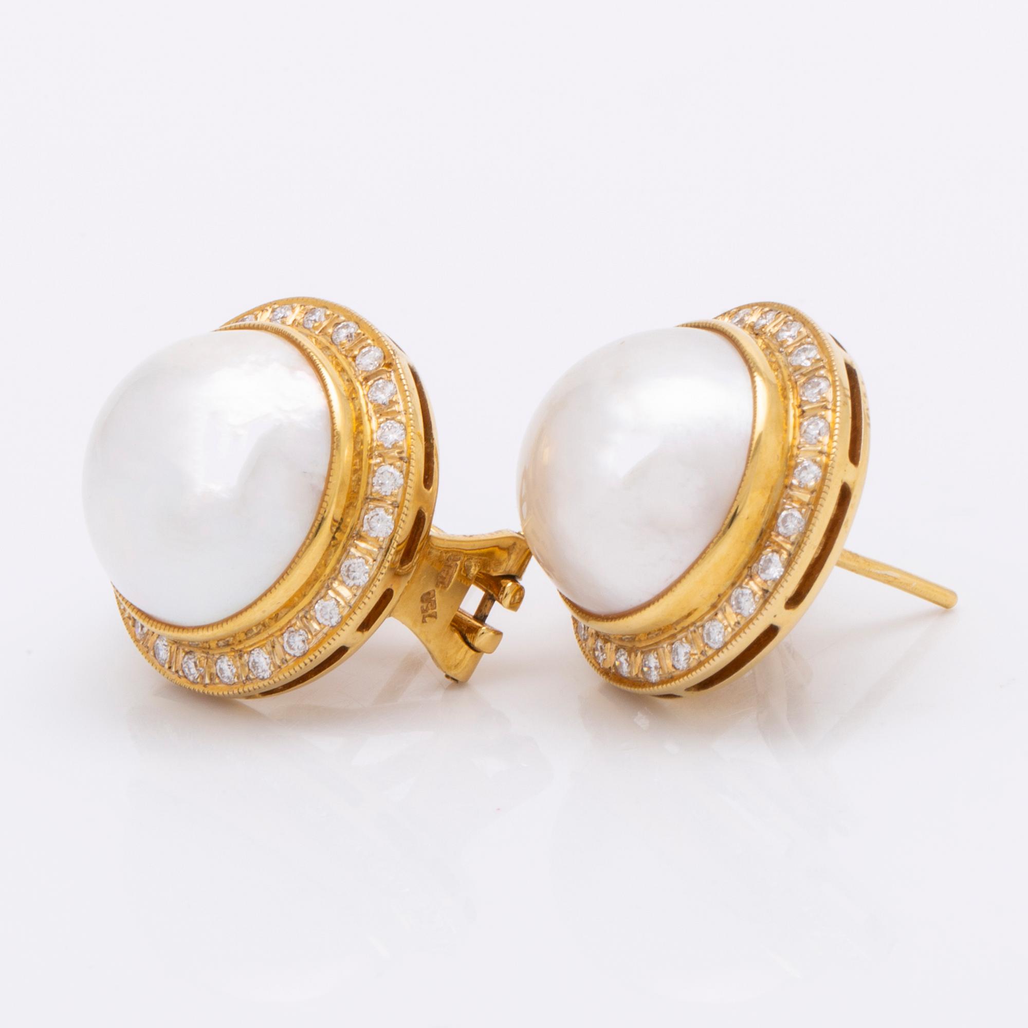 Earrings 18K gold with 2 mabé pearls approx 15 mm and brilliant-cut diamonds approx 1 ct in total, clip and pin fitting.