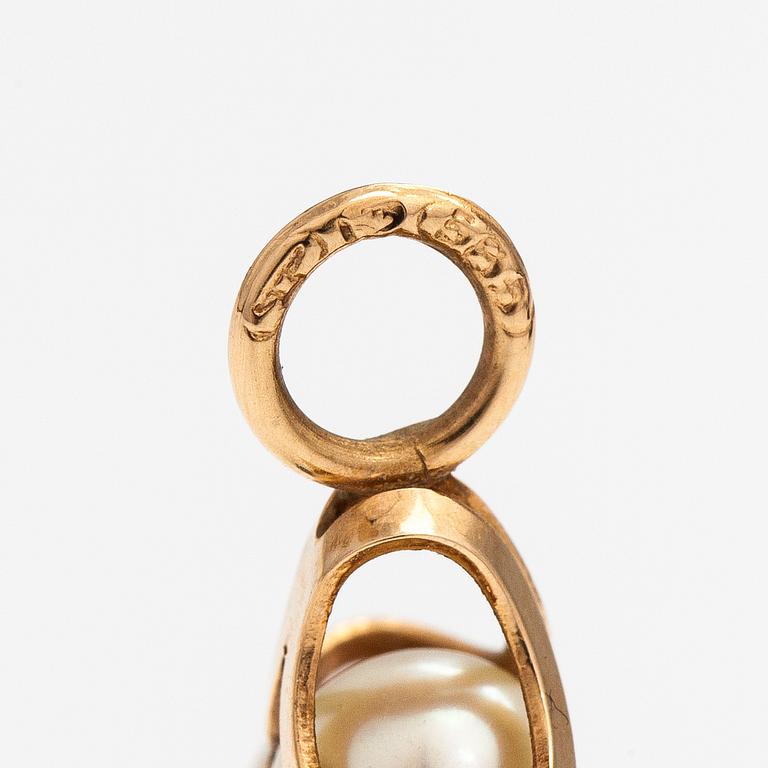 Elis Kauppi, A 14K gold and cultured pearls pendant. Kupittaan kulta, Turku.