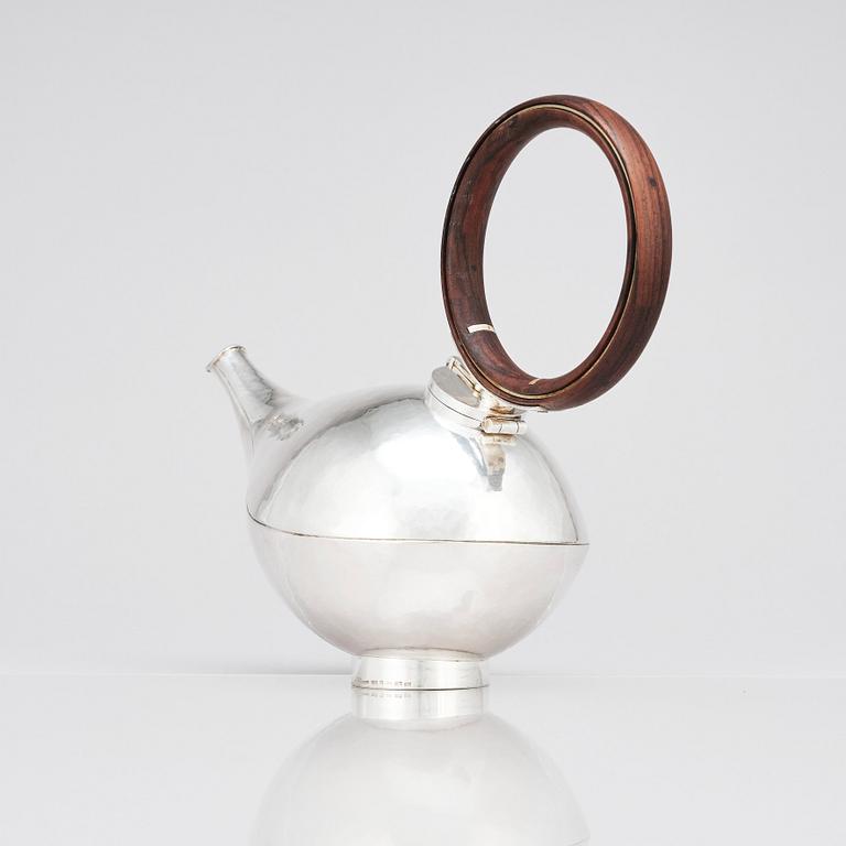 Lars Håkansson, a sterling coffeepot, Lund, 1982, sterling silver.
