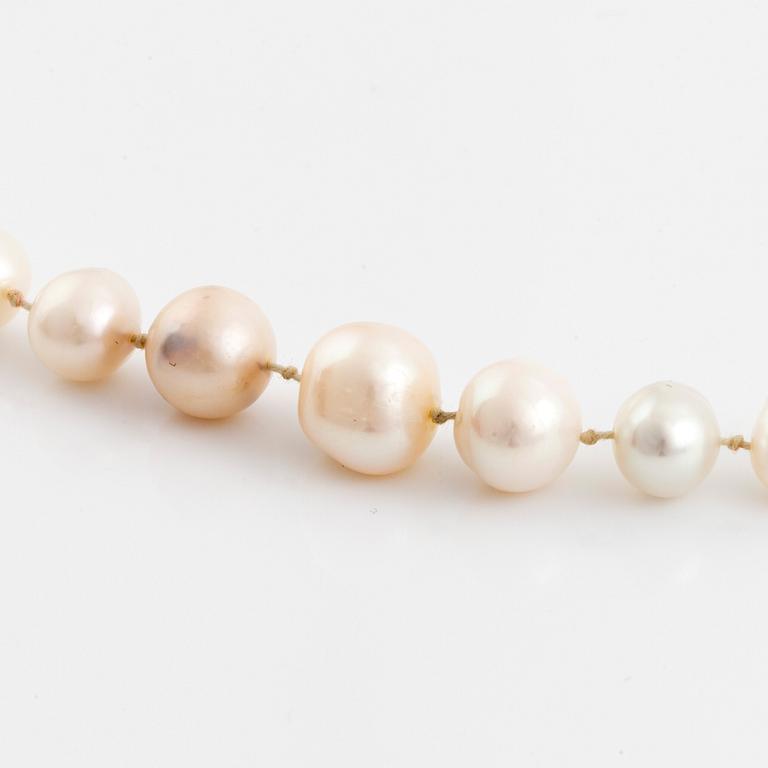 Cultured pearl necklace, clasp 18K gold with brilliant cut diamonds.