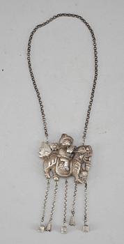 HALSBAND, silver, Kina, 1900-tal. Vikt ca 100 g.
