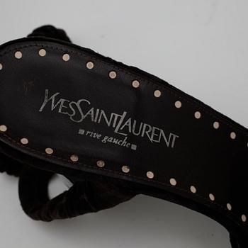 YVES SAINT LAURENT, ett par sandaletter.