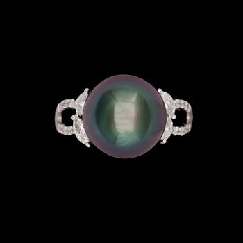 238. RING, odlad Tahitipärla, 12 mm, med navett- och briljantslipade diamanter, tot. ca 0.45 ct.