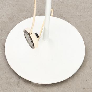 A 1980'S FLOOR LAMP.