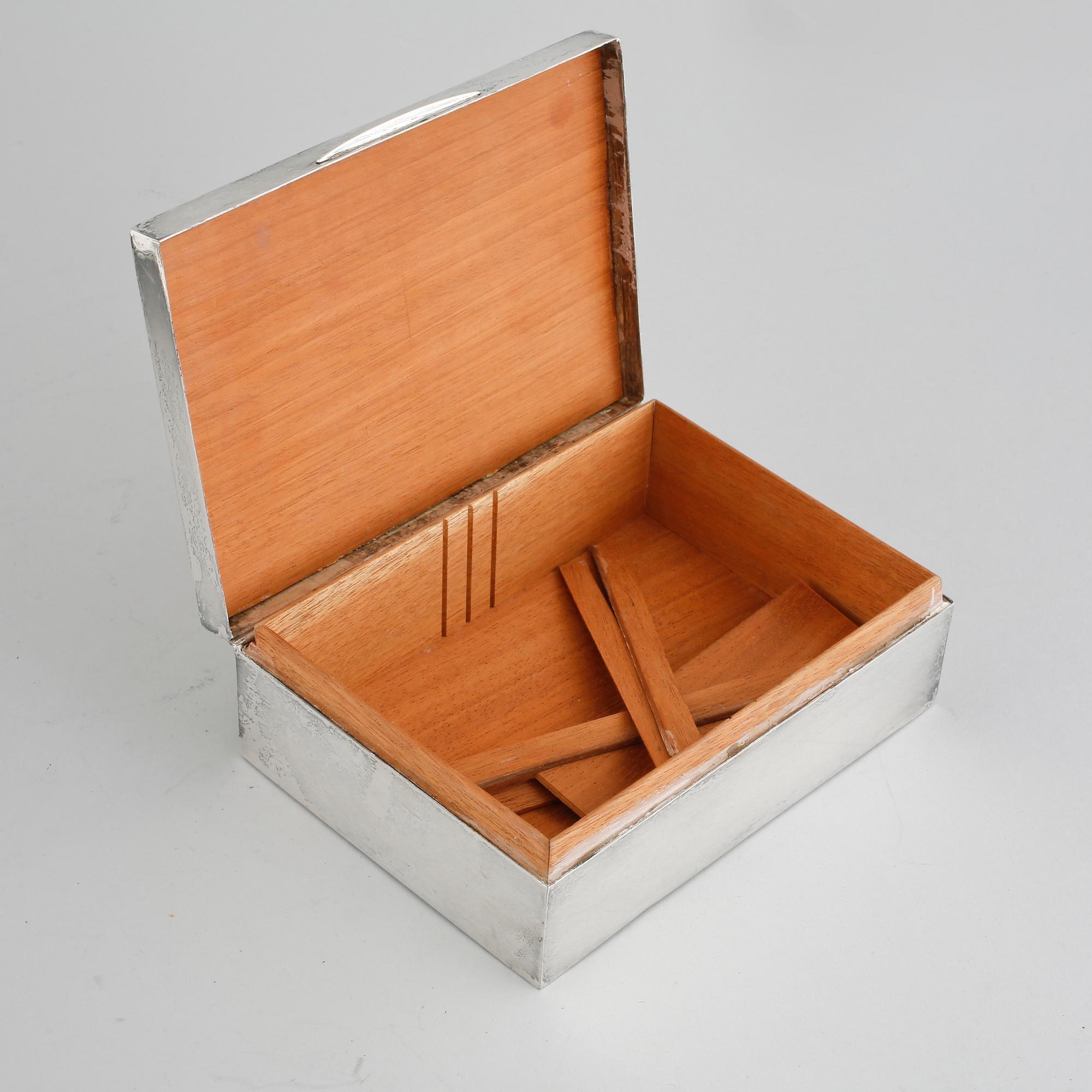 FAT samt SKRIN, silver, Mappin & Webb, Sheffield, omkring 1900-talets mitt. Fatets vikt 558 g.