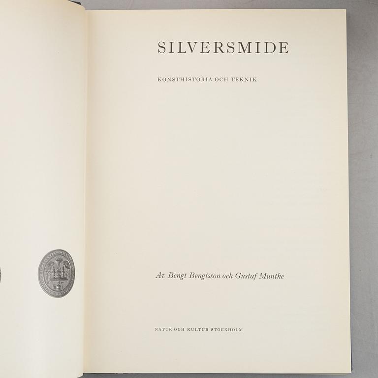 Collection of literature on silver, 8 volumes, including 'Svenskt silversmide 1520-1850'.