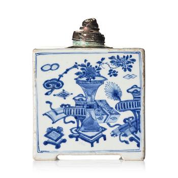 1101. Tedosa, porslin. Qingdynastin, Kangxi (1662-1722).